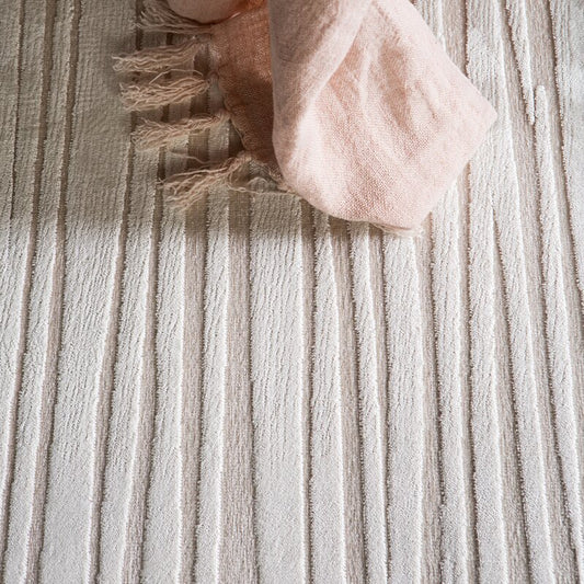 Geist Abstract White/Cream area Rug 5` x 7`6